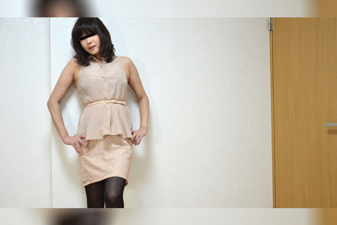 一位年轻貌美的前明星妻子假扮传单模特来参加一场虚假的面试！