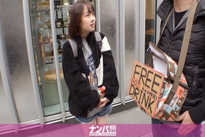 认真地南帕,第一枪。 1599在新宿,请一个年轻又热的女孩喝一杯热饮料!前运动员的紧身充满了活塞!炎热的兴奋温暖了各个地方♪