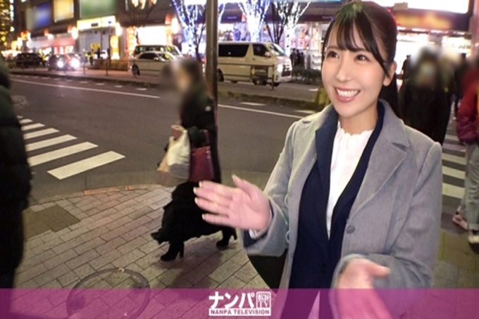 认真地南帕,第一枪。 1590在秋叶的街道上散布了暖手宝!下班回家的路上一个美丽的腿女人被困了!我进来的酒店里的色情谈话...逐渐令人振奋...