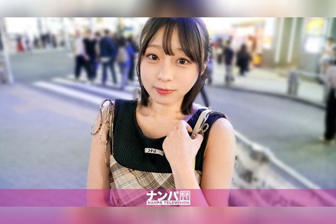 我在涩谷搭讪了一个长相娇小、像动物一样的女孩！当我问起她的性经历时，我惊讶地发现她竟然是和她的老师？！