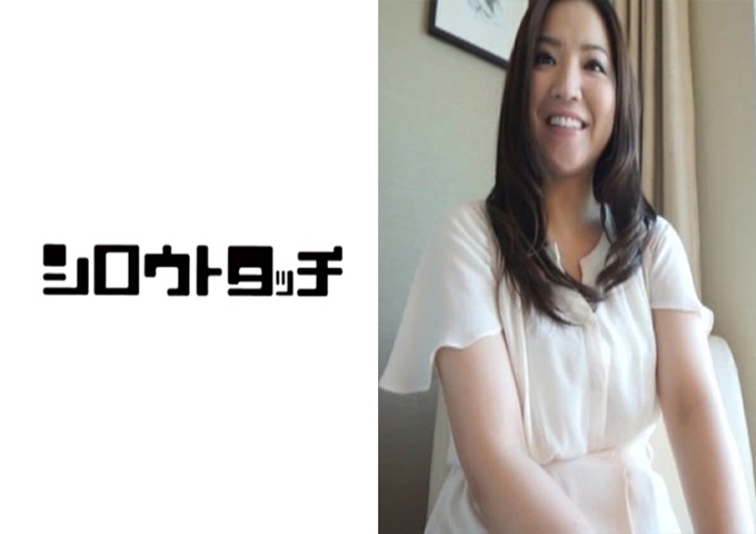 请拍我的妻子 让别人抱着妻子兴奋的变态丈夫送过来的高个子美腿的抖M美女，在俯视车站的饭店的窗户上贴上，然后自己整个腰露出来，这是一个公开的动作！