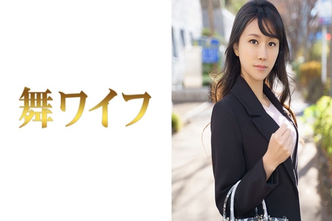 舞ワイフ 七尾あかり 对于主人的夜生活感到不满足，为了得到平时无法体会的快乐，她申请了出演。并且，进入饭店玩儿开始的话脸马上变成淫荡，高个子苗条的美体作出反应。