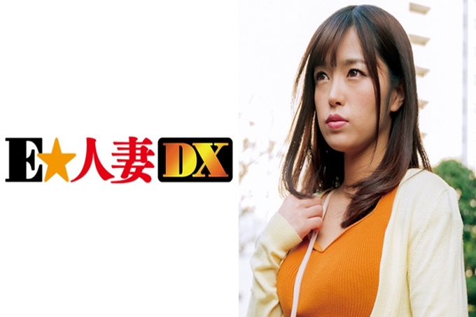 透明的黑色罢工和巨大的乳房邀请一个男人。性欲与无辜的脸相反!
