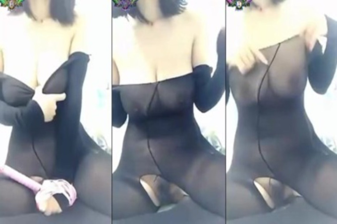 直播主甜言蜜语招客一开场就露出巨乳