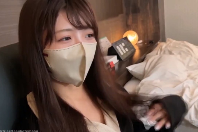 【FC2】一向沉默寡言的苗条美女，双手和舌头纠缠在一起。
