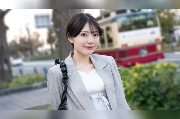 职场第二年的新鲜美女【卡禾酱】，年轻透亮的肌肤和修长曲线美在妩媚中摇曳的至高性爱！