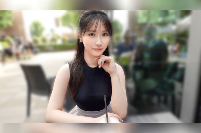 好脸蛋!好身材!进来吧,美女!一位皮肤白皙的日本女子沉浸在快乐的海洋中!