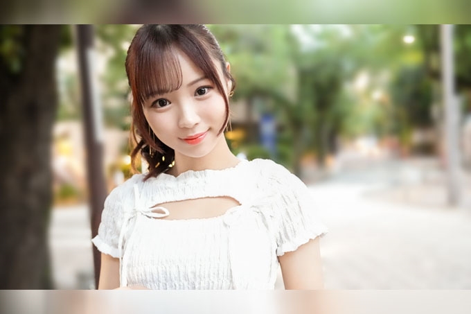 这位长着娃娃脸的美女藏起了她的终极武器:她那对硕大的乳头!喷涌而出的汁液就像洒水器一样!