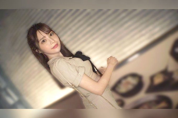 一个拥有超大G罩杯的丰满女孩来了！！我要好好享用她那青春活力的胴体。