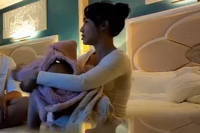 【快乐三人行】，北京换妻圈资深单男参与，漂亮25岁人妻小少妇，风骚妩媚来一段艳舞，老公欣赏荡妇被干喜笑颜开