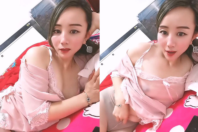 御姐轻熟女的寂寞，全程露脸丝袜情趣深夜撩骚互动狼友，听指挥揉奶玩逼，骚穴自己摸的好多淫水，不要错过