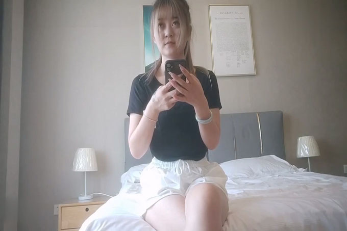 出差酒店约了一个身材苗条的兼职反差婊疯狂嗨皮 新姿势搞的高潮淫叫抽搐
