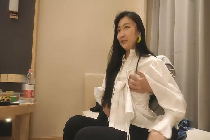 黑帽大耳环长腿妹子啪啪，舔弄摸奶调情特写口交后入抽插猛操