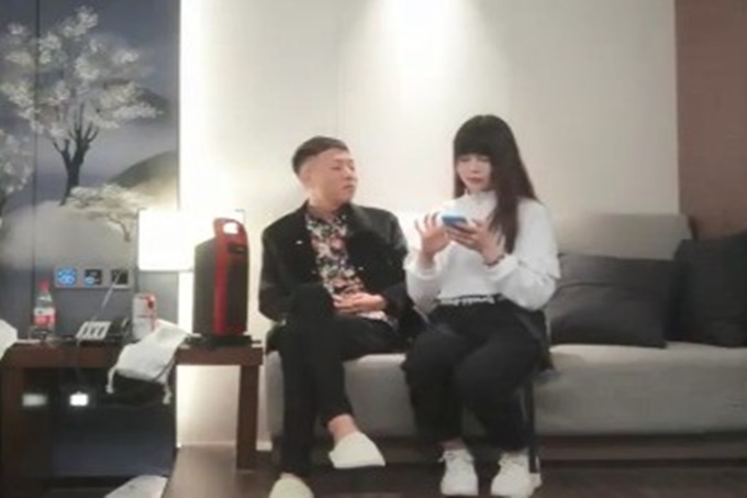 再约苗条白衣妹子椅子扣逼TP啪啪，床上情趣装近距离口交猛操呻吟搞了两炮
