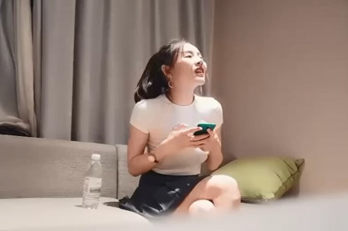 马尾白衣性感妹子,脱光光沙发调情口交舔弄,抽插猛操再到床上干特写