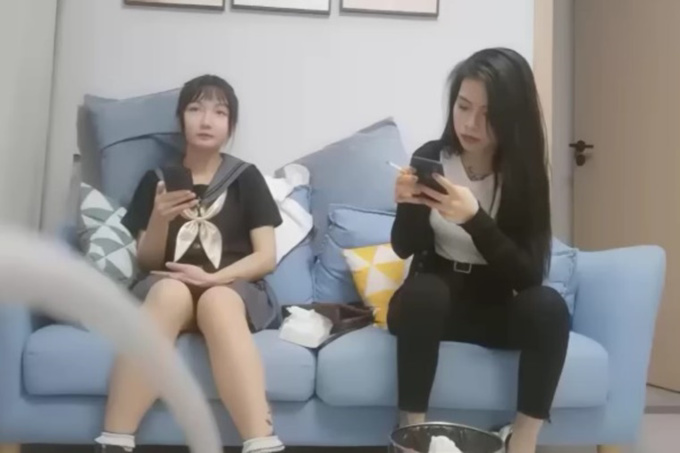 花臂纹身萌妹子双飞啪啪,翘屁股摸逼一起口交舔弄后入猛操