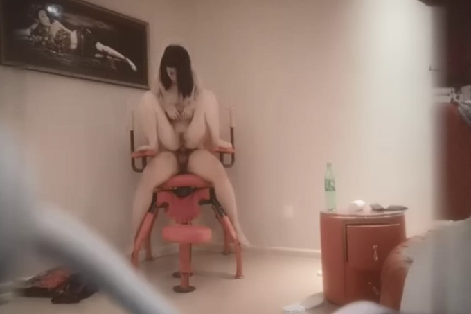喷了三次以后美女终于求饶:哥哥别抠了,快点插进来,好难受..