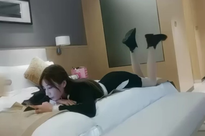 声音嗲嗲妹子啪啪，皮短裤黑丝诱惑一番换上连体网袜猛操