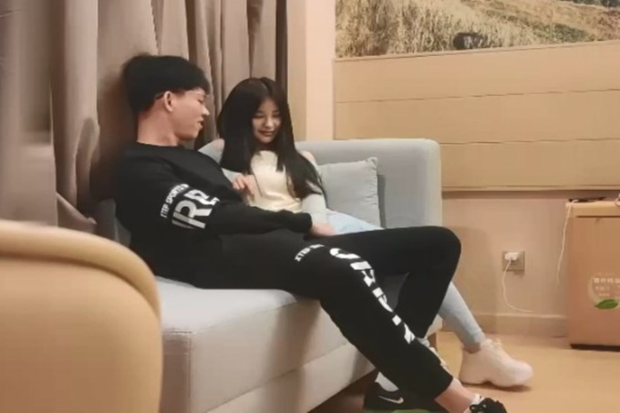 极品牛仔裤小萝莉,身材玲珑有致,温柔甜美,一听要在沙发啪啪顿时怀疑被直播