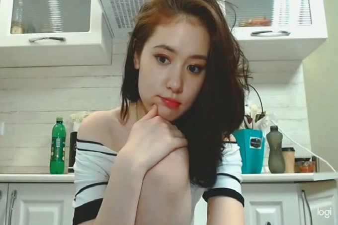 长相甜美极品清纯亚籍嫩妹厨房自慰第二部,椅子上跳蛋塞逼拉扯翘起双腿近距离特写高潮喷水