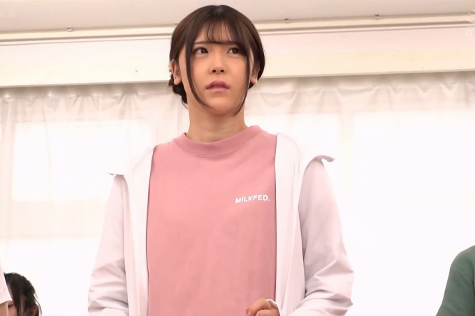 耻辱！权力骚扰团指导不能裸演的新人演员，帮助她理解角色感受